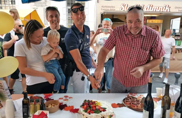 Urbanovo torto, ki jo je spekel igralec Igor Štamulak (drugi z leve) 
in sta jo občudovala tudi Urban in njegova mama Špela, so na 
dobrodelni dražbi prodali za 250 evrov. 