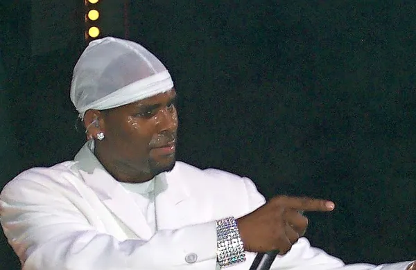 R Kelly je v zaporu že vse od leta 2019, ko so ga aretirali. 
Newyorško sojenje je le eno v vrsti. Preganjajo ga tudi v Illinoisu in 
Minnesoti, kjer mu bodo prav tako sodili. Foto: Nicholas Ballasy