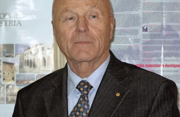 Za knjigo se je Božo Dimnik odločil zaradi poziva nekdanjega 
slovenskega predsednika vlade Janeza Drnovška.