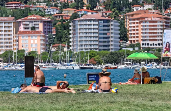 Hotelirji so letos znova opozorili pristojne, naj gostincem ne 
dovolijo kršenja pravil o obratovalnem času in prekomernem 
hrupu. 