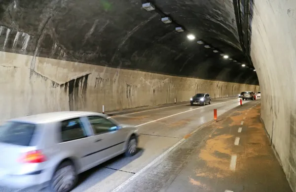 Sinoči ob 23.14 sta na vhodu v predor Panovec v Novi Gorici čelno 
trčili osebni vozili. Na kraju je 20-letnik podlegel poškodbam.