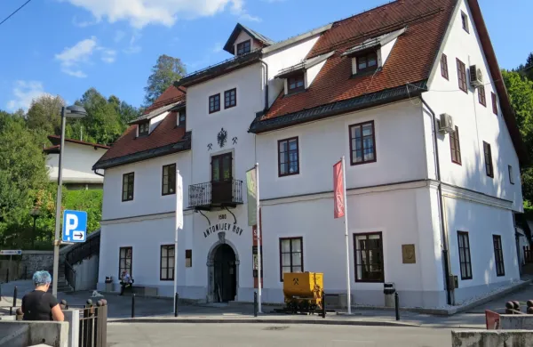 Nad najbolj obljudenim muzejem - turističnim rudnikom - Antonijev 
rov - je to poletje, morda za vedno, ostalo zaprto gostišče s prenočišči 
Barbara.
