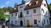 Nad najbolj obljudenim muzejem - turističnim rudnikom - Antonijev 
rov - je to poletje, morda za vedno, ostalo zaprto gostišče s prenočišči 
Barbara.