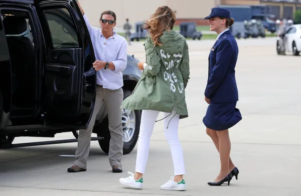 Melania Trump je sprožila škandal z jakno, na kateri je pisalo