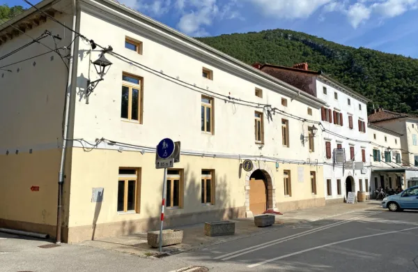Projekt obnove stavbe na Glavnem trgu 1 je začasno ustavljen.