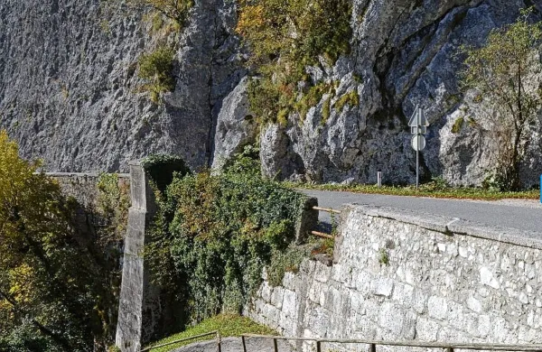 Zaradi sanacije brežine pri Klužah bodo na cesti skoraj tri mesece 
popolne zapore. 