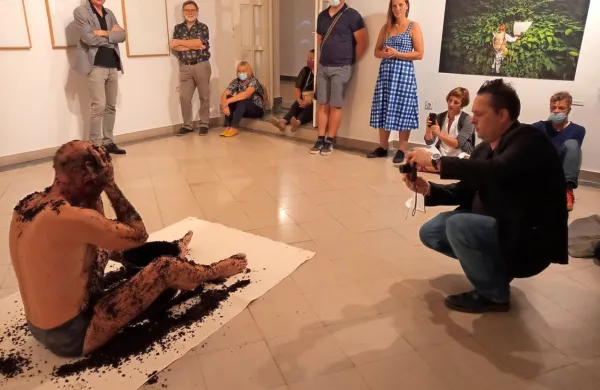 Peter Purg je na odprtju v Izoli s performansom ustvaril delo, ki sedaj visi na steni.   