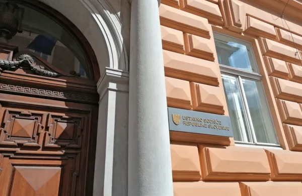Ustavno sodi&scaron;če začasno zadržalo izvajanje pogojev PC za državno upravo