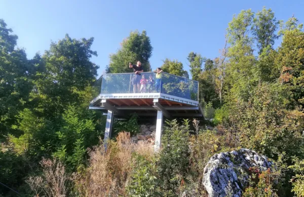 Z razglednih ploščadi se z vrha Soviča odpira čudovit razgled na mesto vse do Postojnske jame in Nanosa.