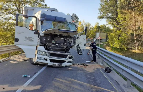Tovornjaka zaprla glavno cesto