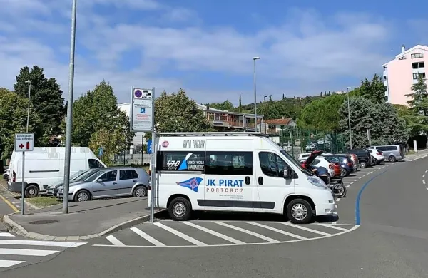 Prva ura parkiranja bo brezplačna, vsaka naslednja pa en evro.
