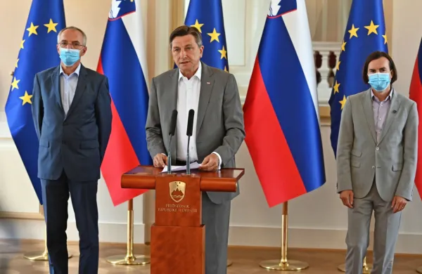  Pogovori med Bojanom Veselinovičem (levo) in direktorjem 
vladnega urada za komuniciranje Urošem Urbanijo (desno) so 
stekli po sestanku pri predsedniku države Borutu Pahorju.