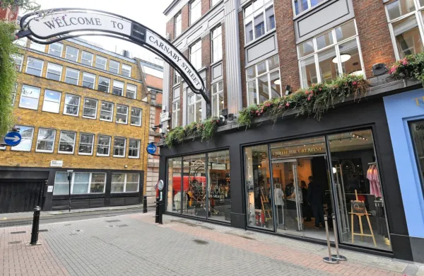 Trgovina bo na Carnaby Street, le nekaj korakov oddaljena od 
trgovine še ene legendarne britanske skupine Rolling Stones, 
odprta tri mesece. 