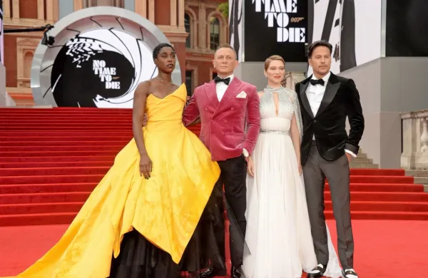 Daniel Craig na torkovi premieri v Londonu z Lashano Lynch (levo), Léo Seydoux (desno) ter režiserjem Caryjem JojijemFukunago