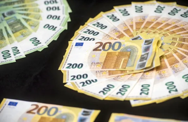 Osumljena naj bi računovodji  naročila, naj vknjiži pet računov, v 
katerih so  bili  navedeni lažni  podatki.  