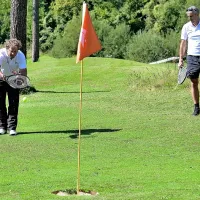 Tenigolf, ki je inovacija Aleksandra Kravanje (levo), združuje tenis 
in golf. 