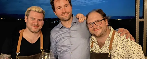Kuharski mojster Daniel Gottschlich, ki ima v restavraciji Ox&Klee 
v Kölnu dve michelinki,  skladatelj Vito Žuraj in Rač   in programski 
direktor simfoničnega orkestra iz  Kölna Patrick Hahn (z leve) pod 
zvezdnim nebom v Movii v Ceglem.     