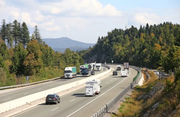 Ekodukt naj bi primorsko avtocesto, regionalno cesto (desno) in 
železniško progo (levo) prekril nekje na tem mestu. 