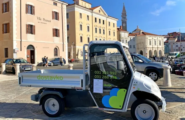 Električno vozilo Dostavko bo uporabnikom lajšalo dostop ter 
dostavo v staro mestno jedro Pirana tudi v zimskih mesecih. (Foto: 
arhiv Okolje Piran)