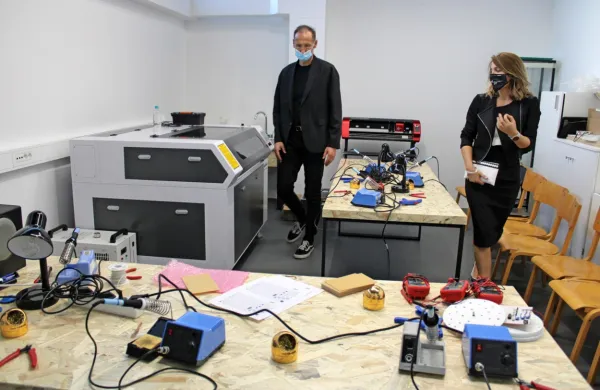 V laboratoriju Xcentra bodo izdelali X-mobil, avtomobilsko prikolico za avdiovizualno produkcijo in zbiranje podatkov na 
oddaljenih lokacijah.  