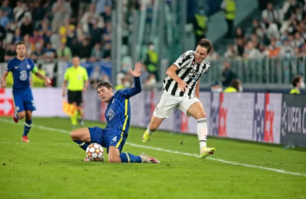 Federico Chiesa (v črno-belem dresu) je v sredo z Juventusom 
potopil Chelsea,  bo jutri tudi mestnega tekmeca Torino?