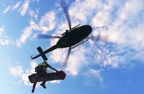 Romunski planinec si je pred dnevi zaželel, da bi se s Kredarice v 
dolino odpeljal z reševalno ekipo v helikopterju, in to samo zato, 
ker se mu je mudilo na letalo za domov. 