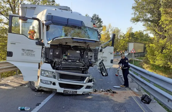 Prikolica tovornjaka (v ozadju) je zdrsnila čez sredino ceste in  trčila v kabino drugega tovornjaka. 