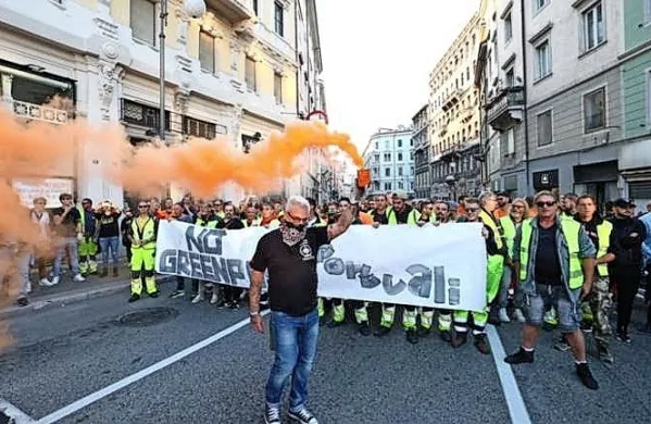 Protestniki v pogoju PCT ne prepoznavajo strokovnih ukrepov, pač 
pa v tem vidijo željo po nadzoru državljanov in vsiljevanju 
cepljenja.