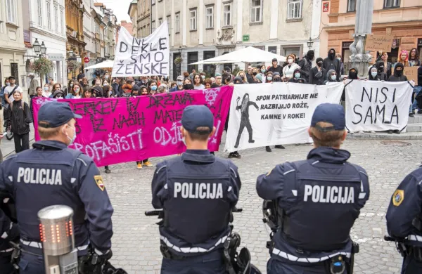 Udeleženci obeh shodov, ki so jih spremljali policisti, so se 
srečevali po ulicah stare Ljubljane.