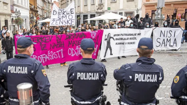 Udeleženci obeh shodov, ki so jih spremljali policisti, so se 
srečevali po ulicah stare Ljubljane.