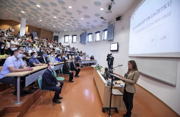   V prve letnike študijskih programov Univerze na Primorskem se je 
vpisalo 1377 študentk in študentov.