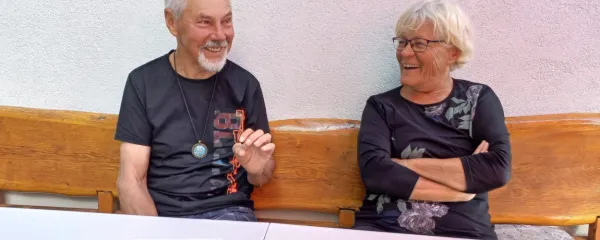 Zakonca Fidele in Neta Vergan sta stik z domačini in popotniki 
navezala z letakom, na katerega sta natisnila zemljevid svoje poti  
in strnila svoj pogled na življenje s kolesom.