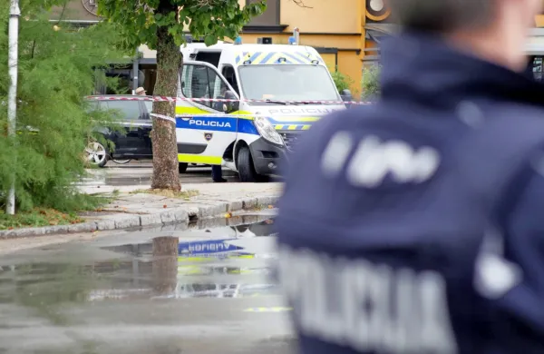 Vlada v omejitev gibanja v Ljubljani, na Bledu in okoli Brda pri Kranju v torek in sredo