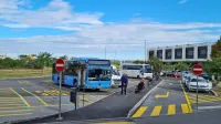 Šele po našem poizvedovanju so na lokacijo začasne avtobusne 
postaje namestili nekaj klopi, da čakajočim ni več treba sedeti na 
kamnitih stopnicah bližnjega objekta. 