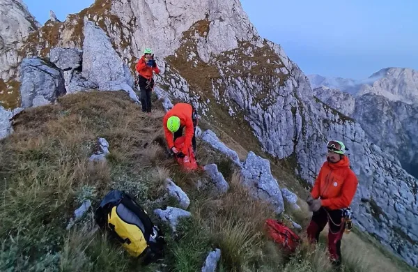 Plezalca in gorske reševalce je tik pred mrakom rešila posadka s 
helikopterjem.