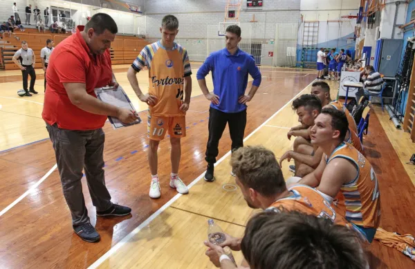Kavgić iz službe na igri&scaron;če in odločil tekmo