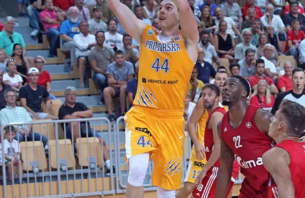 Športni direktor Kopra Luka Vončina (v rumeni opremi) bo  še to 
sezono kot igralec aktiven tudi pod koši. 