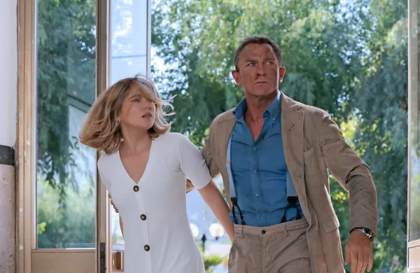 James Bond se v 25. bondiadi po ljubezenskem razočaranju 
upokoji, a ne počiva dolgo. 

