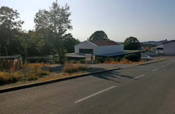 Zaenkrat je na poti, ki bo v kratkem Ulica Cirila Zlobca, makadam.  