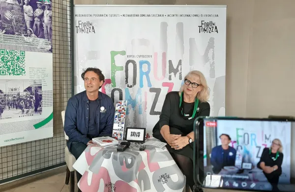  Neven Ušumović in Irena Urbič sta letošnji Forum Tomizza predstavila  v Mali loži, kjer bo domoval tudi del 
koprskega programa. 