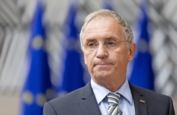 Notranji minister Aleš Hojs priznava, da  je bila gotovo pri tako 
velikem dogodku storjena tudi kakšna napaka, očitke o pretirani 
uporabi prisilnih, plinskih sredstev pa zavrača.