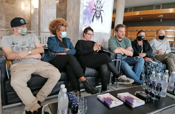 Režiserka   Ivana Djilas (tretja z leve) je včeraj s svojo ekipo  
predstavila prvo premiero v letošnji sezoni Čriček in temačni 
občutek.     