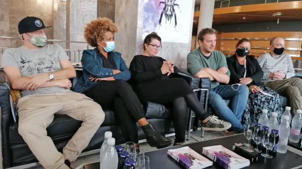 Režiserka   Ivana Djilas (tretja z leve) je včeraj s svojo ekipo  
predstavila prvo premiero v letošnji sezoni Čriček in temačni 
občutek.     
