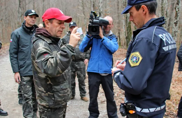 Ivan Bolfek (v ozadju prvi z leve) med policijskim postopkom na 
slovensko-hrvaški meji pod Podgradom. 