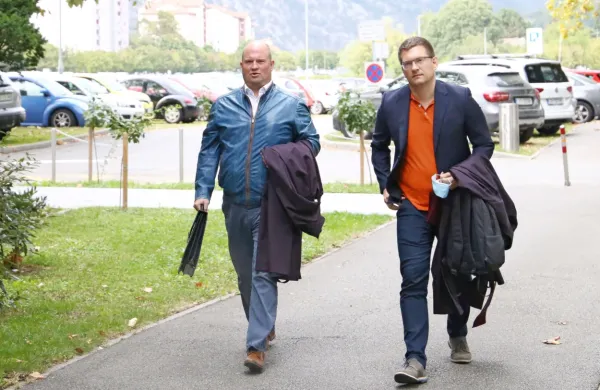 Odvetnik Silvester Polanc (levo) meni, da je bil dogodek v Ozeljanu 
pred več kot tremi leti insceniran.