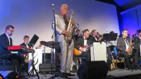 Plesnemu  orkestru Idrija sta se na koncertu večnih melodij pridružila vokalistka  Rebeka Bogataj  in Reno Čibej (na fotografiji), znan kot pevec 
skupine Kingston, a tudi saksofonist, ki nadaljuje mogočno glasbeno tradicijo  družine Čibej.   