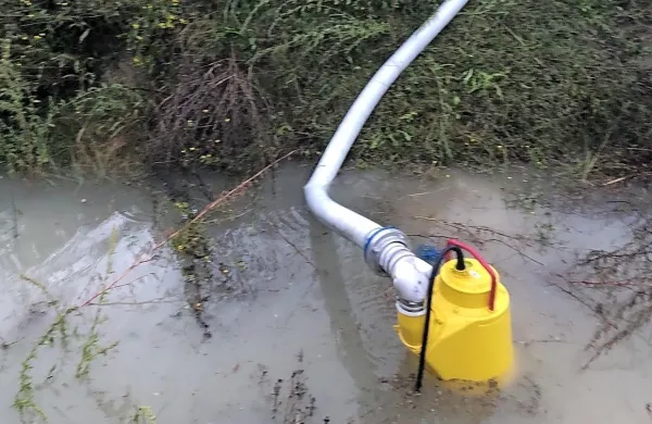Gasilci so  črpali naraščajočo vodo v kanalu v koprski Šalari.
