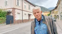 Ivo Barišič pred Čadeževo hišo v Solkanu, v kateri je  Primorsko 
dramsko gledališče domovalo do selitve v novo stavbo leta 
1994. 