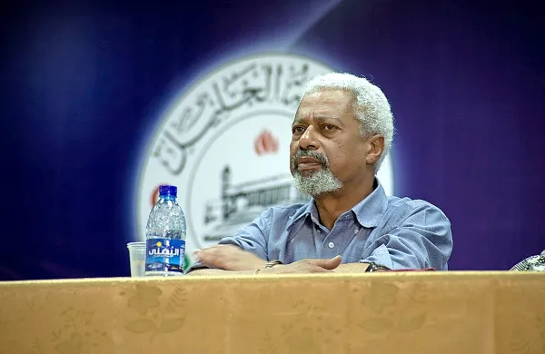 V Zanzibarju rojeni pisatelj Abdulrazak Gurnah se v vseh svojih 
delih posveča begunstvu. 
