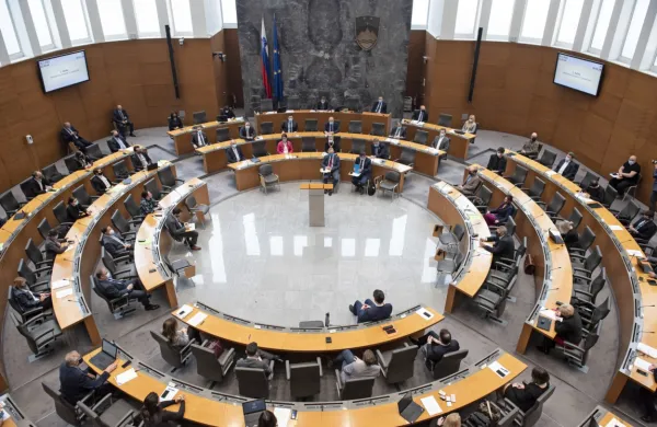Poslanci opozicijskih LMŠ, SD, Levice in SAB so napovedali 
obstrukcijo današnje izredne seje, na kateri se bo DZ seznanil s 
predlogom državnih proračunov za prihodnji dve leti.